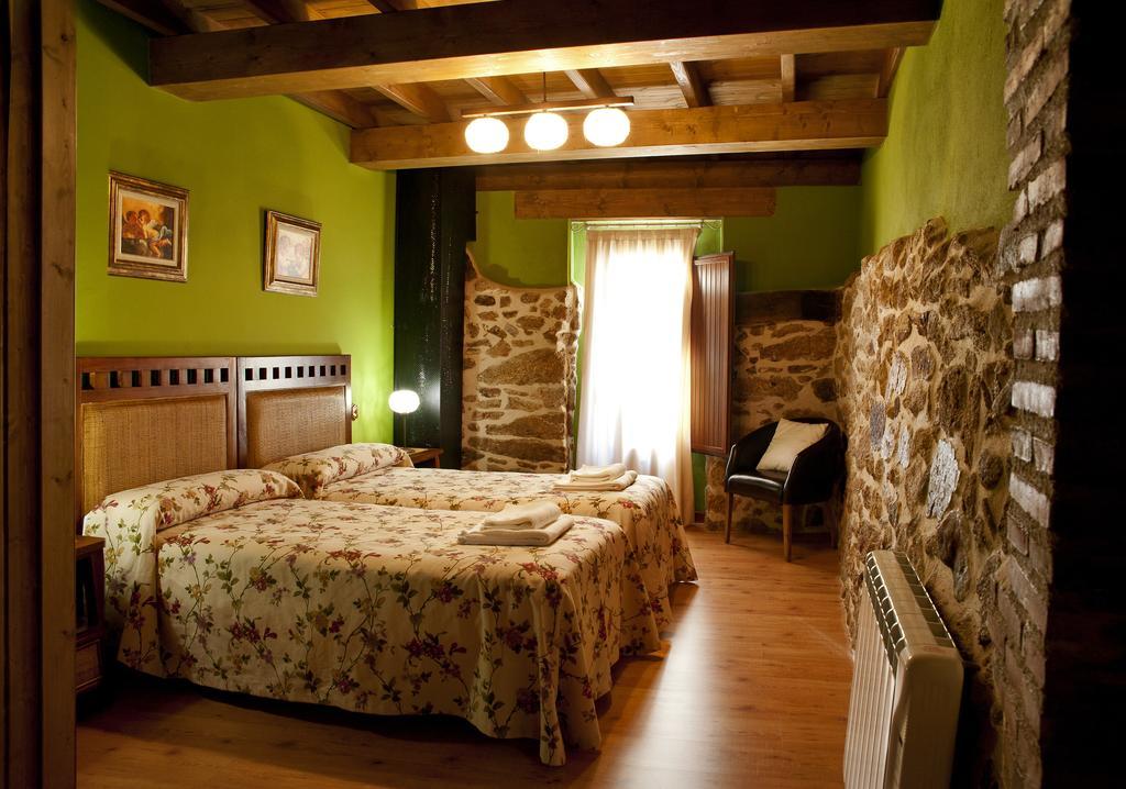 Apartamento Rural Arbequina, PISCINA CLIMATIZADA TERMAL Balneario el Salugral a 12 KILÓMETROS, 5 euros por persona Casas del Monte Habitación foto